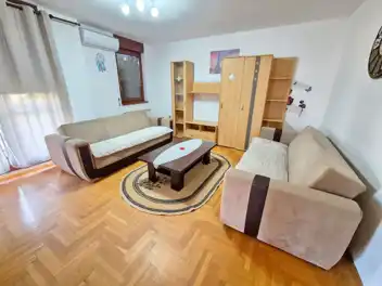 Izdaje se stan u blizini zgrade Vlade