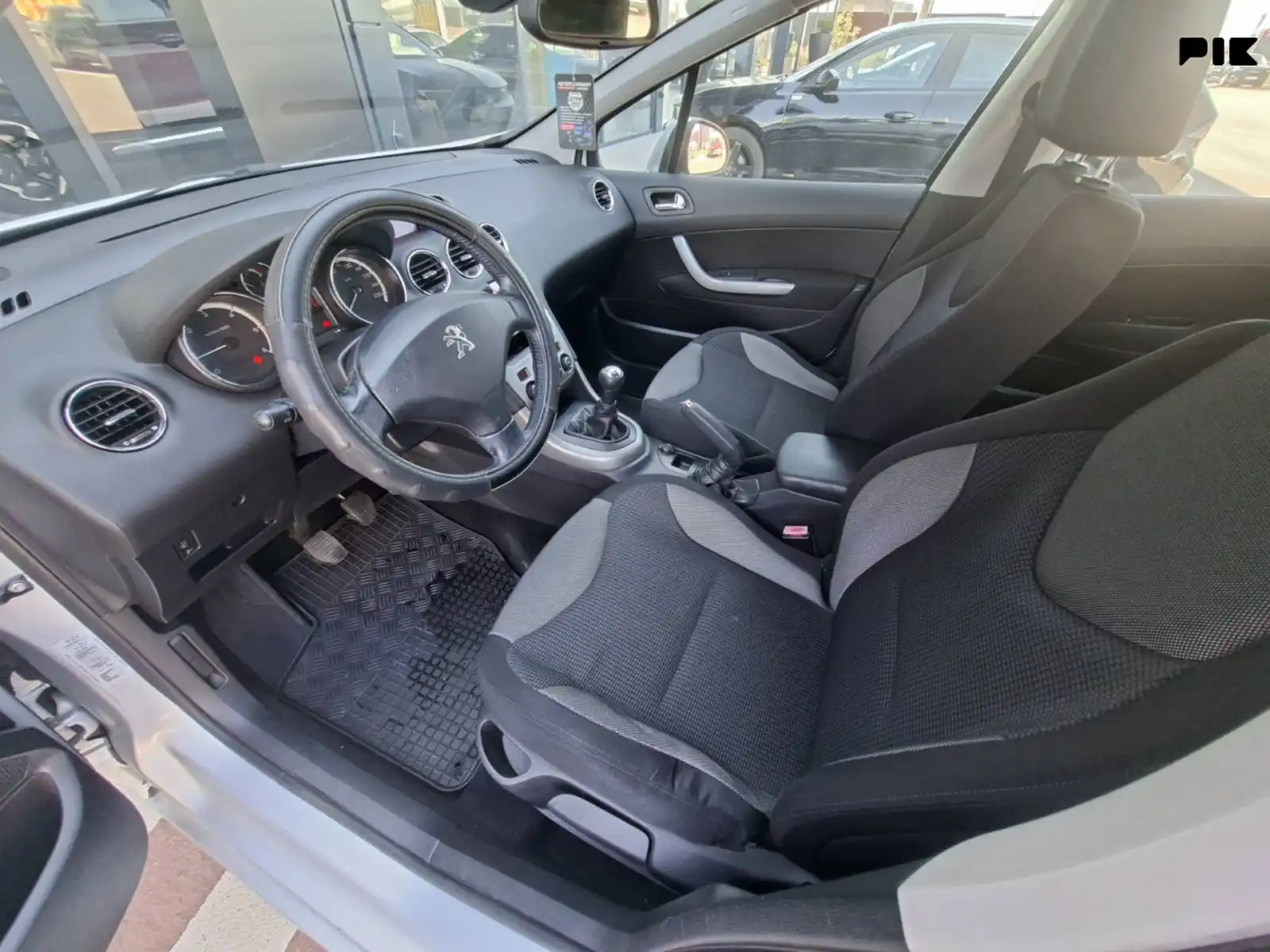 peugeot-308-2011