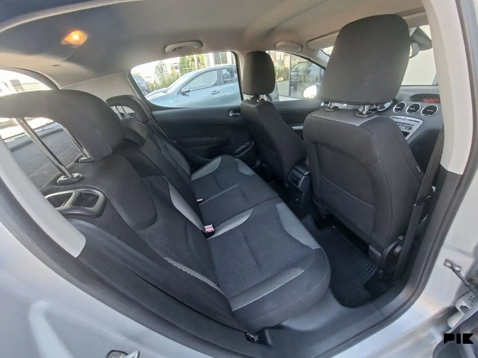 peugeot-308-2011