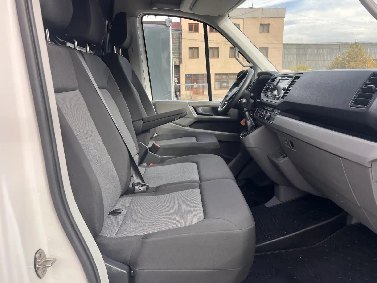 volkswagen-crafter-2-0-tdi-park-senz-touch-screen