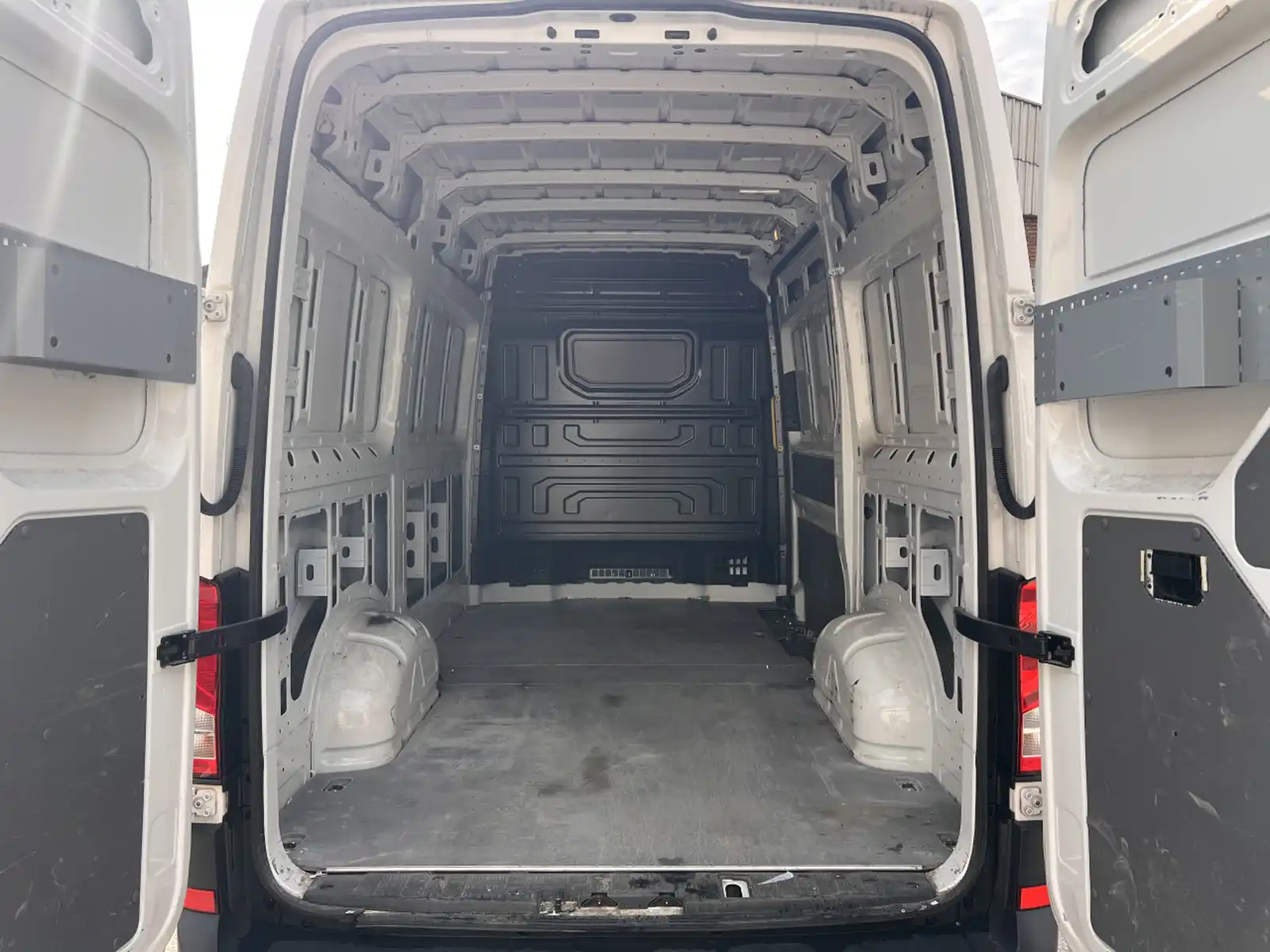 volkswagen-crafter-2-0-tdi-park-senz-touch-screen
