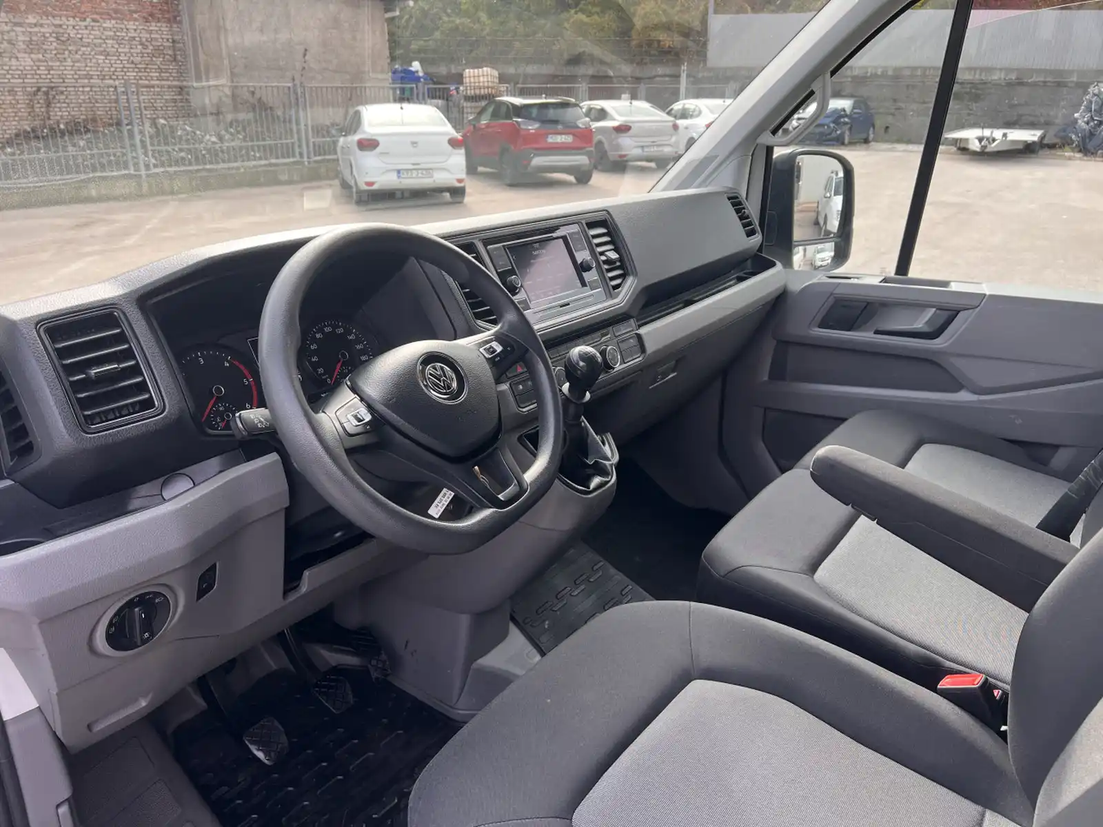 volkswagen-crafter-2-0-tdi-park-senz-touch-screen