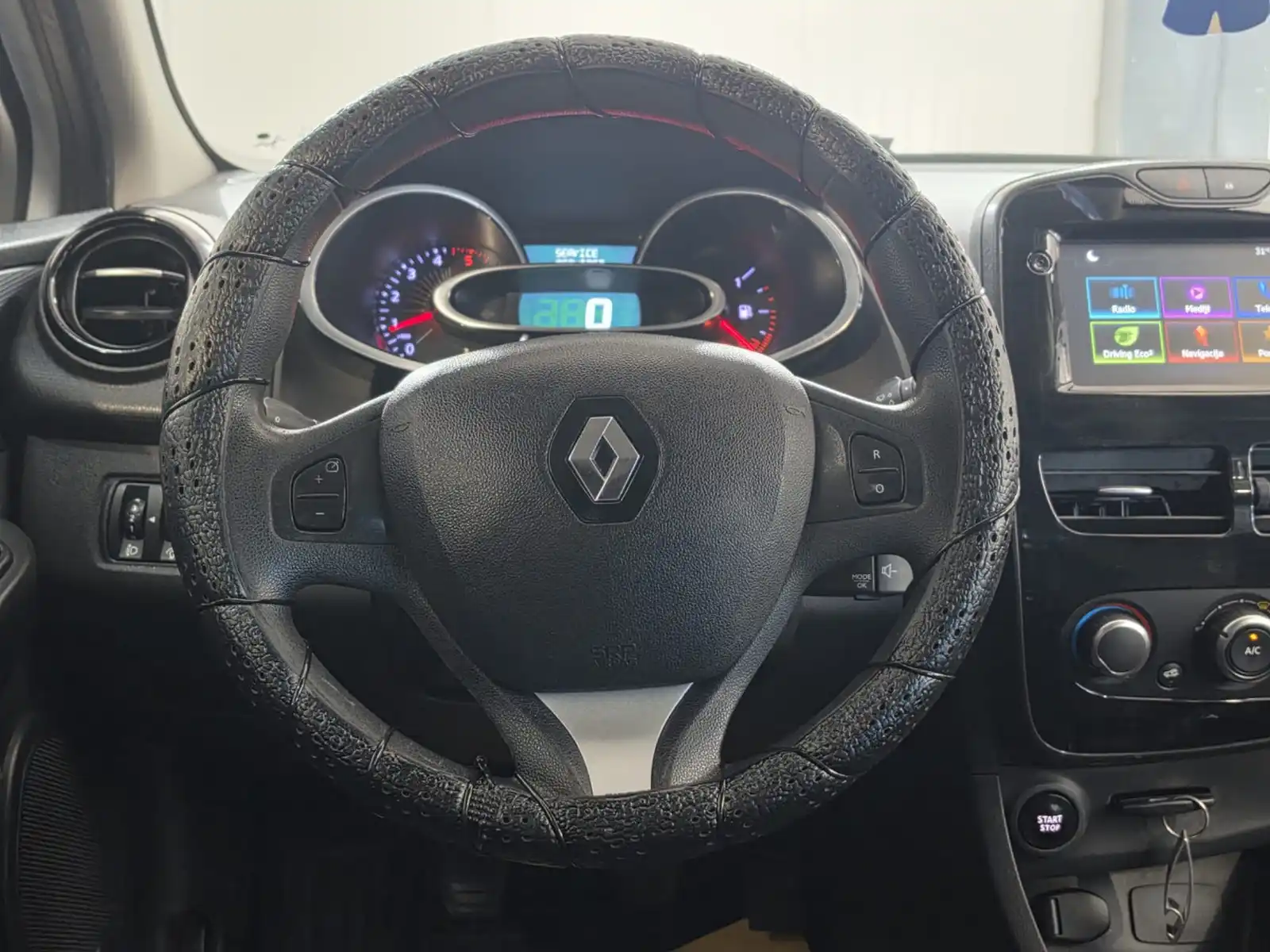 renault-clio-iv-1-5-dci-2016-god-registrovan-navi
