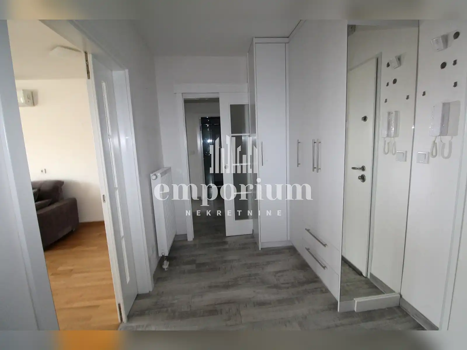 emporium-dvosoban-stan-u-centru-grada-id-2748-en