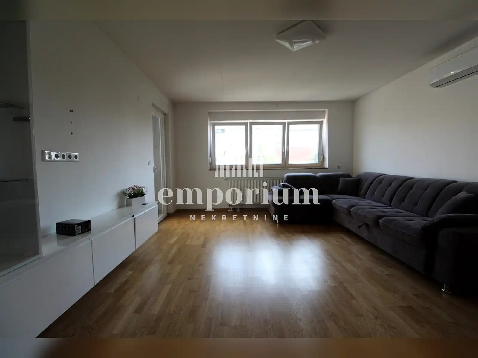 emporium-dvosoban-stan-u-centru-grada-id-2748-en