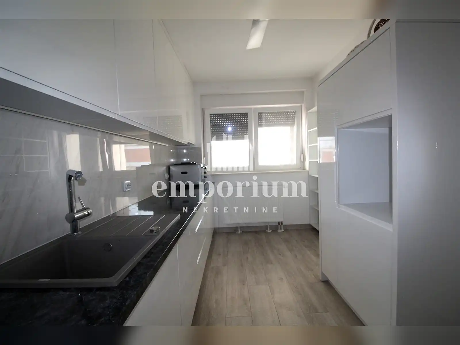 emporium-dvosoban-stan-u-centru-grada-id-2748-en