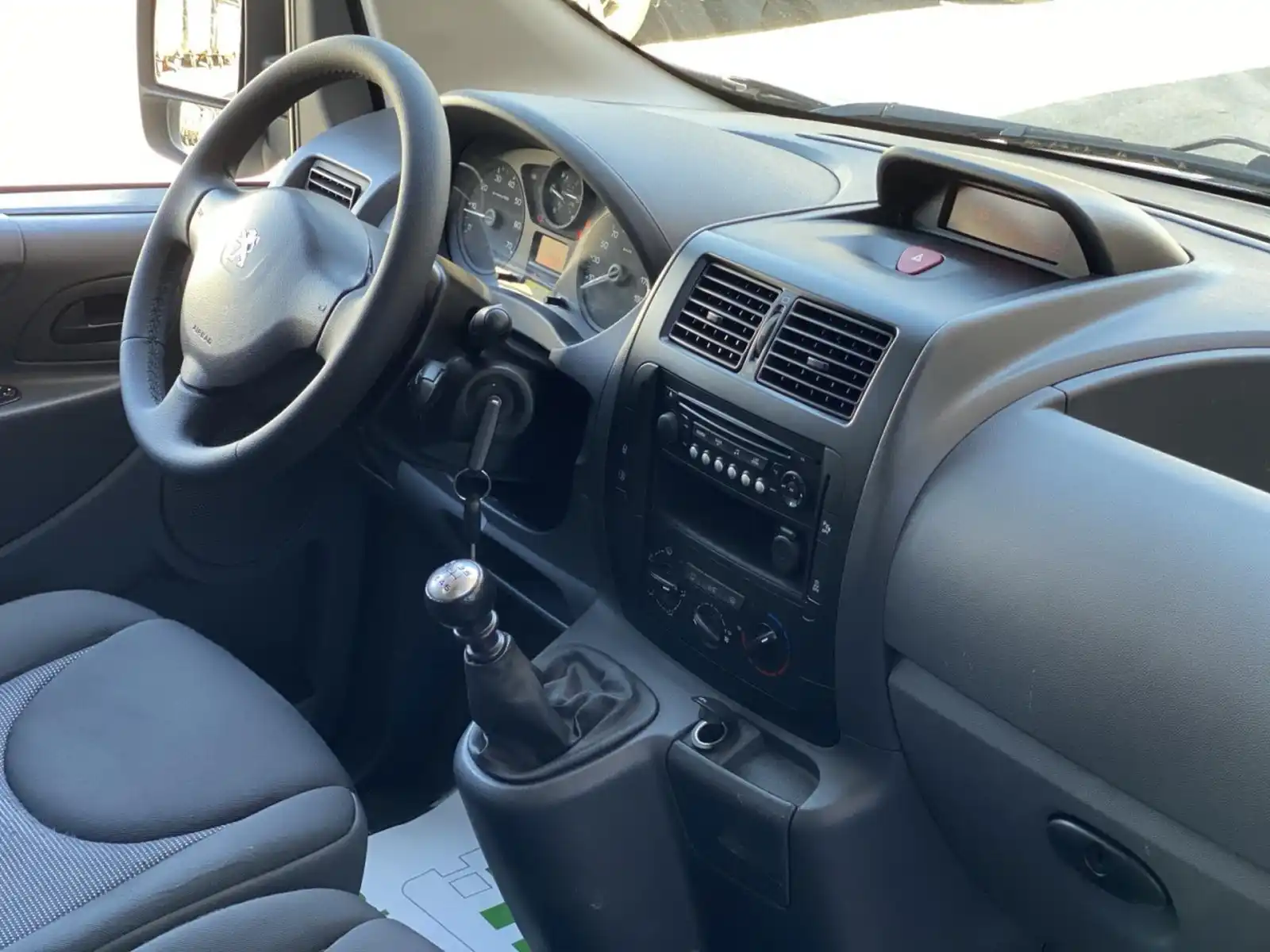 peugeot-expert-maxi-20hdi-2015g-3-sjedista-webasto-park-senzori