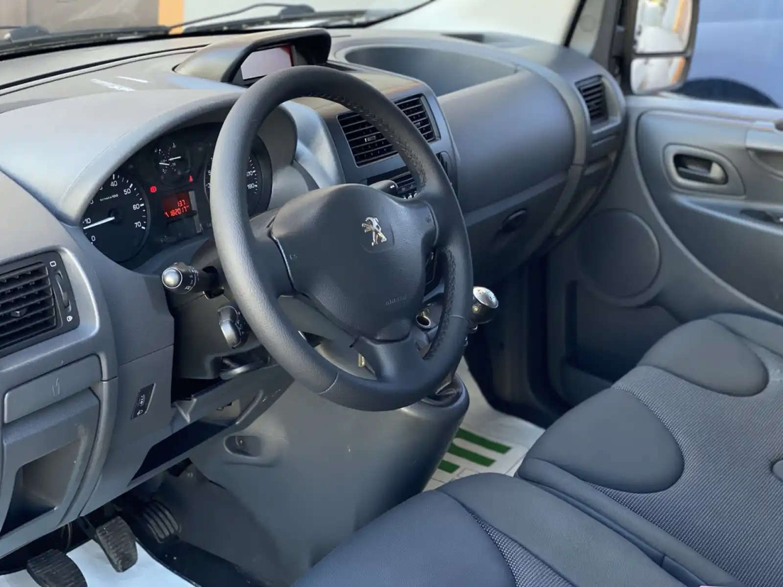 peugeot-expert-maxi-20hdi-2015g-3-sjedista-webasto-park-senzori