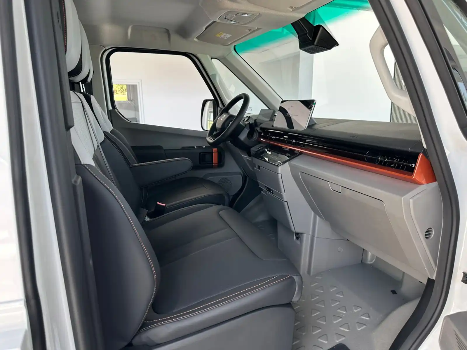 farizon-supervan-55m-825m3-66kwh-l2h1-full-electro