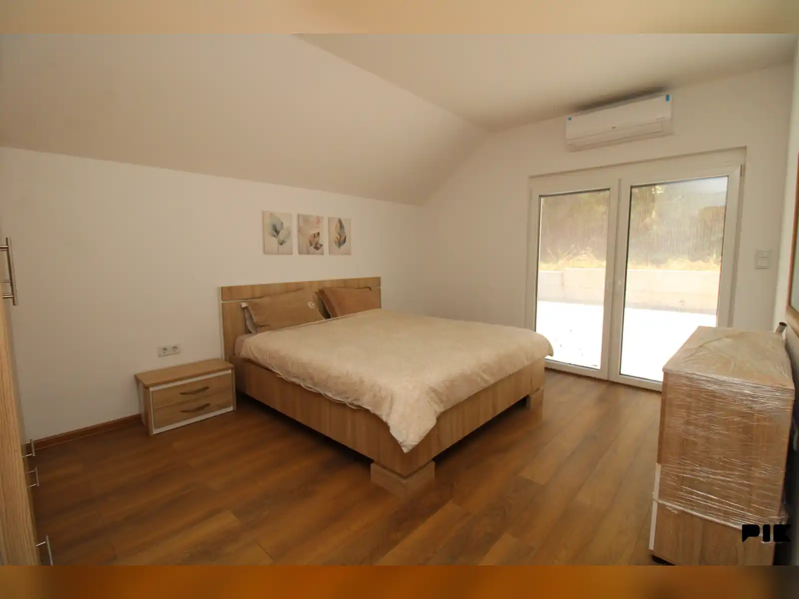 pro-cost-kuca-sa-dva-apartmana-velikim-dvoristem-i-terasom