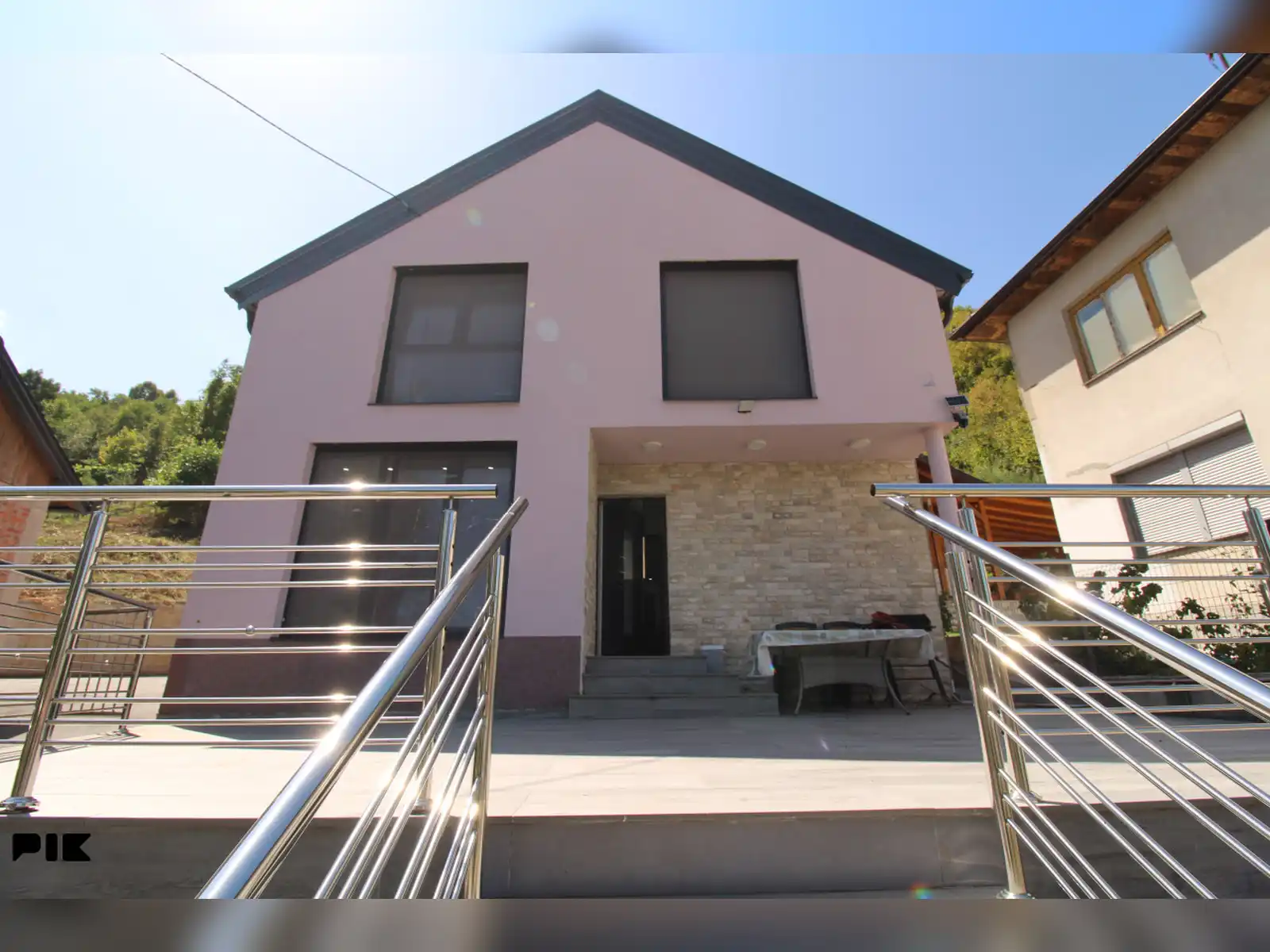 pro-cost-kuca-sa-dva-apartmana-velikim-dvoristem-i-terasom
