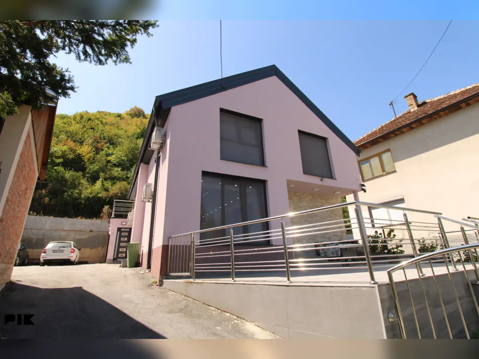 pro-cost-kuca-sa-dva-apartmana-velikim-dvoristem-i-terasom