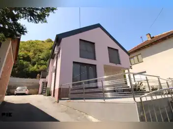 PRO COST | KUĆA SA DVA APARTMANA, VELIKIM DVORIŠTEM I TERASOM