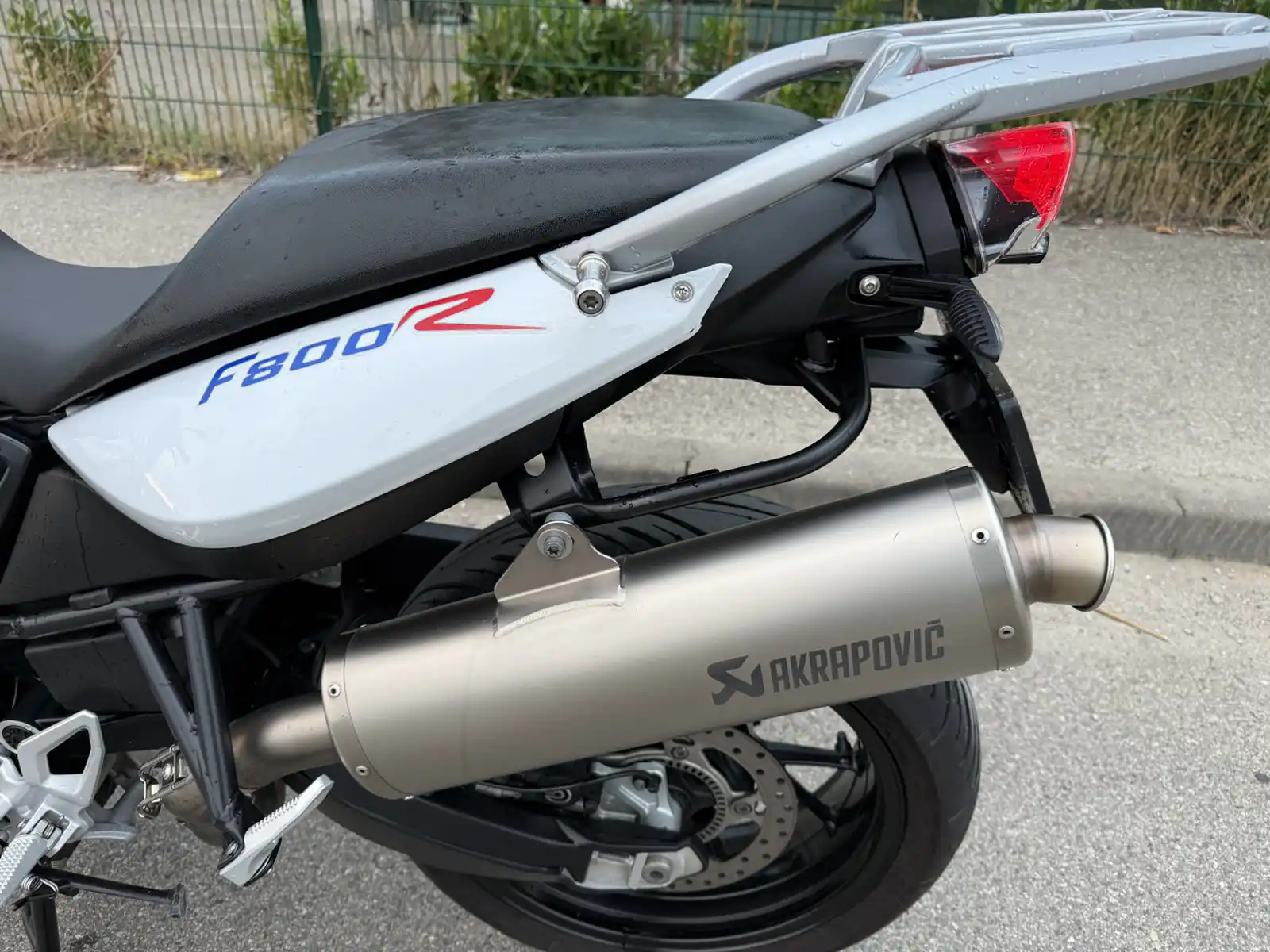 bmw-f800r-2015-registrovan-servisna-uradjen-servis-akrapovic