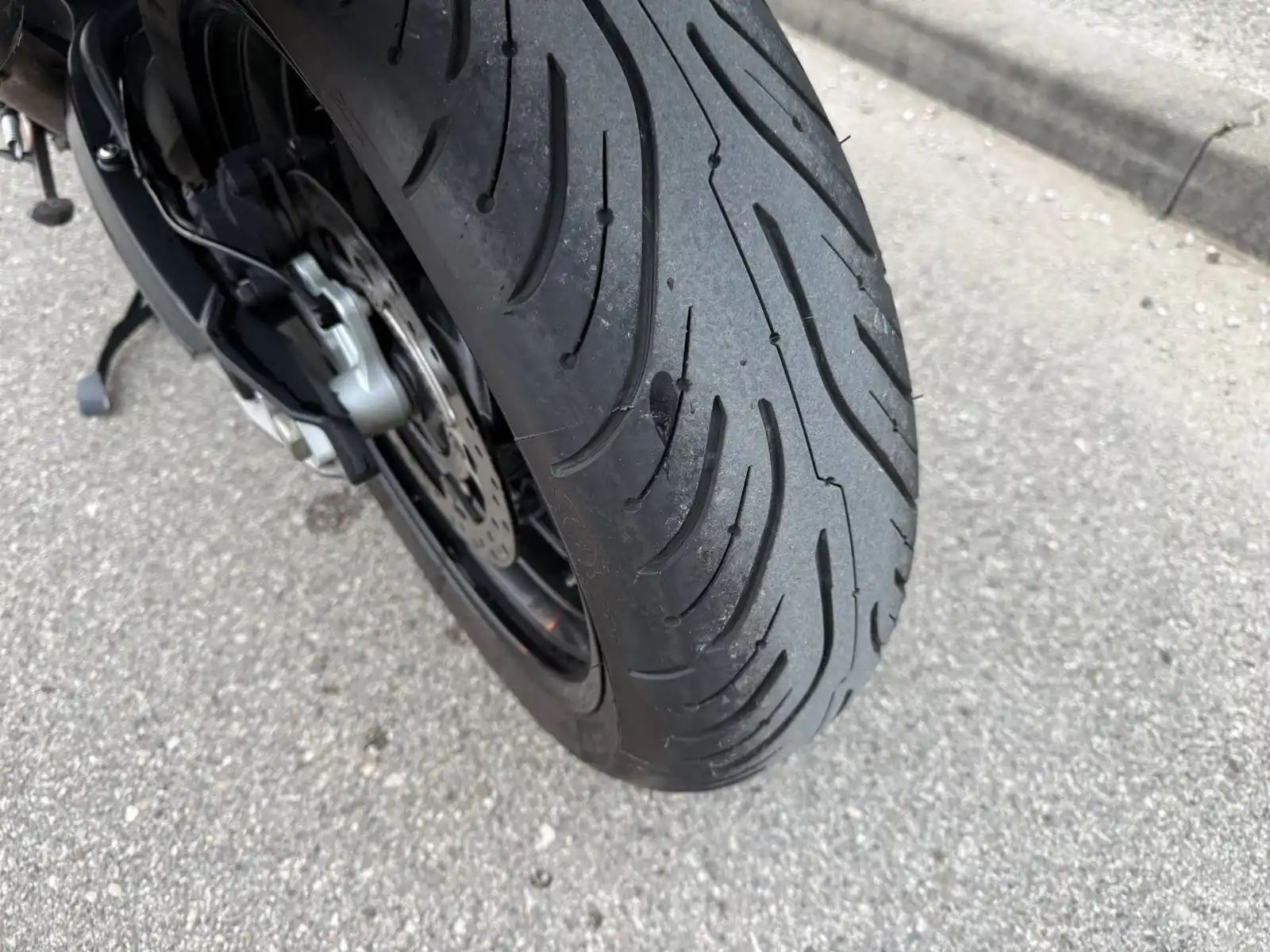 bmw-f800r-2015-registrovan-servisna-uradjen-servis-akrapovic