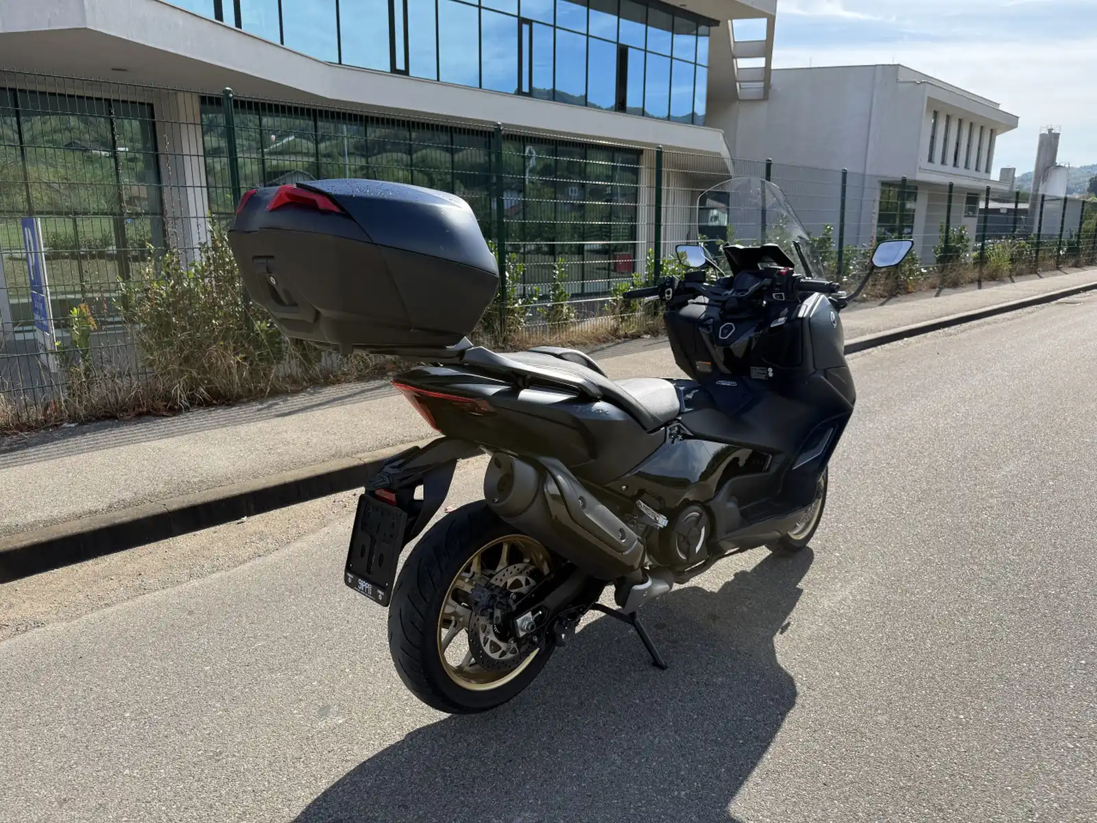 yamaha-t-max-560-tech-2022-kofer-perfektno-stanje
