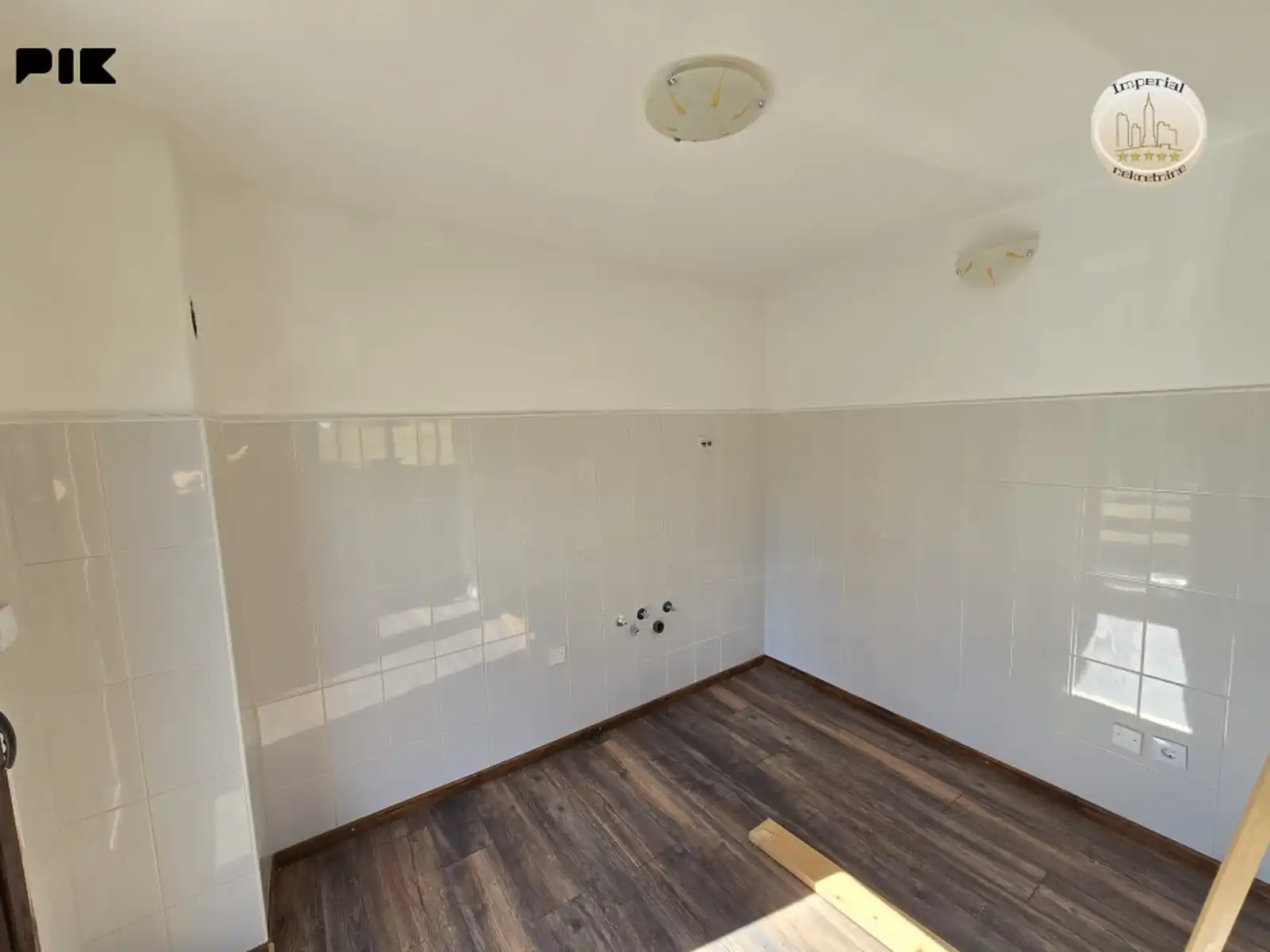 kuca-pale-sa-2-odvojena-stana-od-po-100m2-garaza1556m2-okucnice