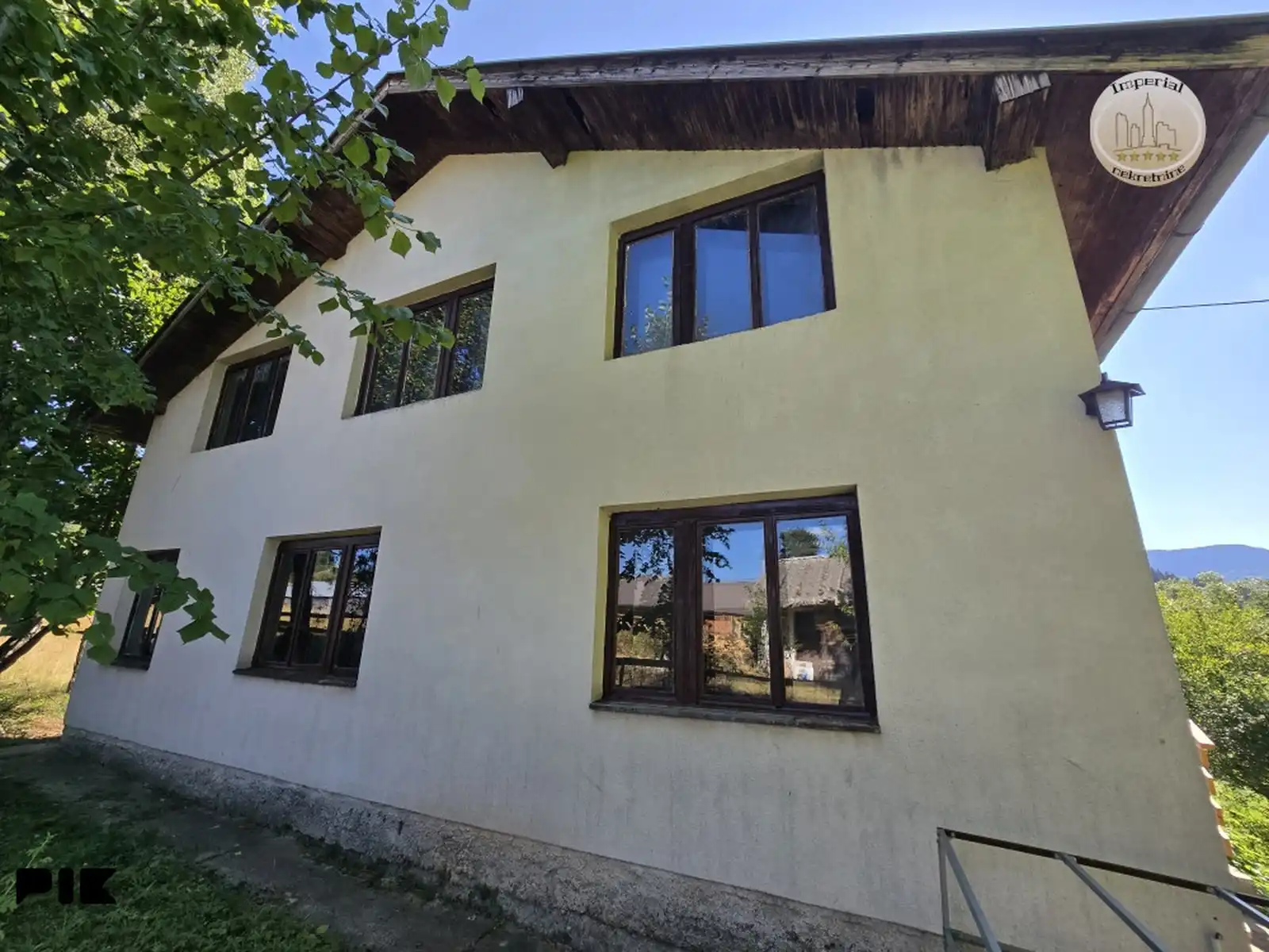 kuca-pale-sa-2-odvojena-stana-od-po-100m2-garaza1556m2-okucnice