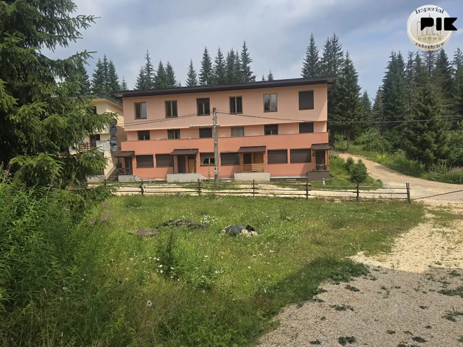 zemljiste-jahorina-velika-dvorista-708m2-2-parcele-top-pozicija