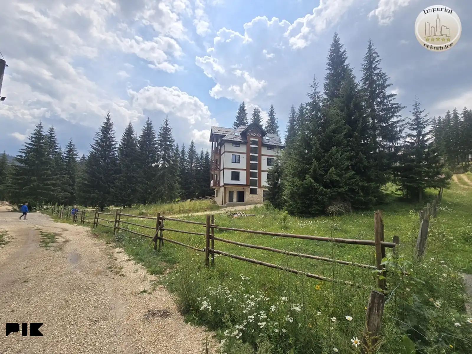 zemljiste-jahorina-velika-dvorista-708m2-2-parcele-top-pozicija