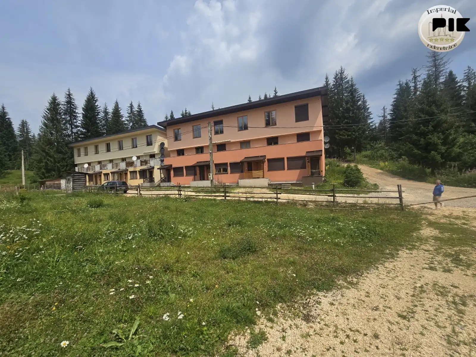 zemljiste-jahorina-velika-dvorista-708m2-2-parcele-top-pozicija
