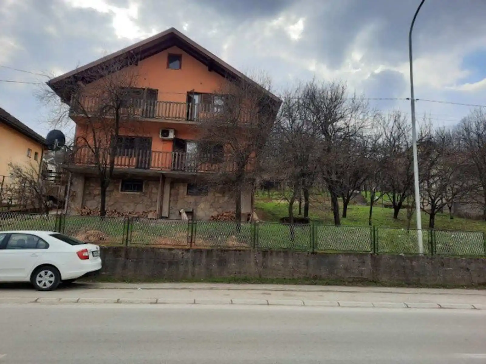 prodaja-kuca-na-glavnoj-ulici-na-lausu