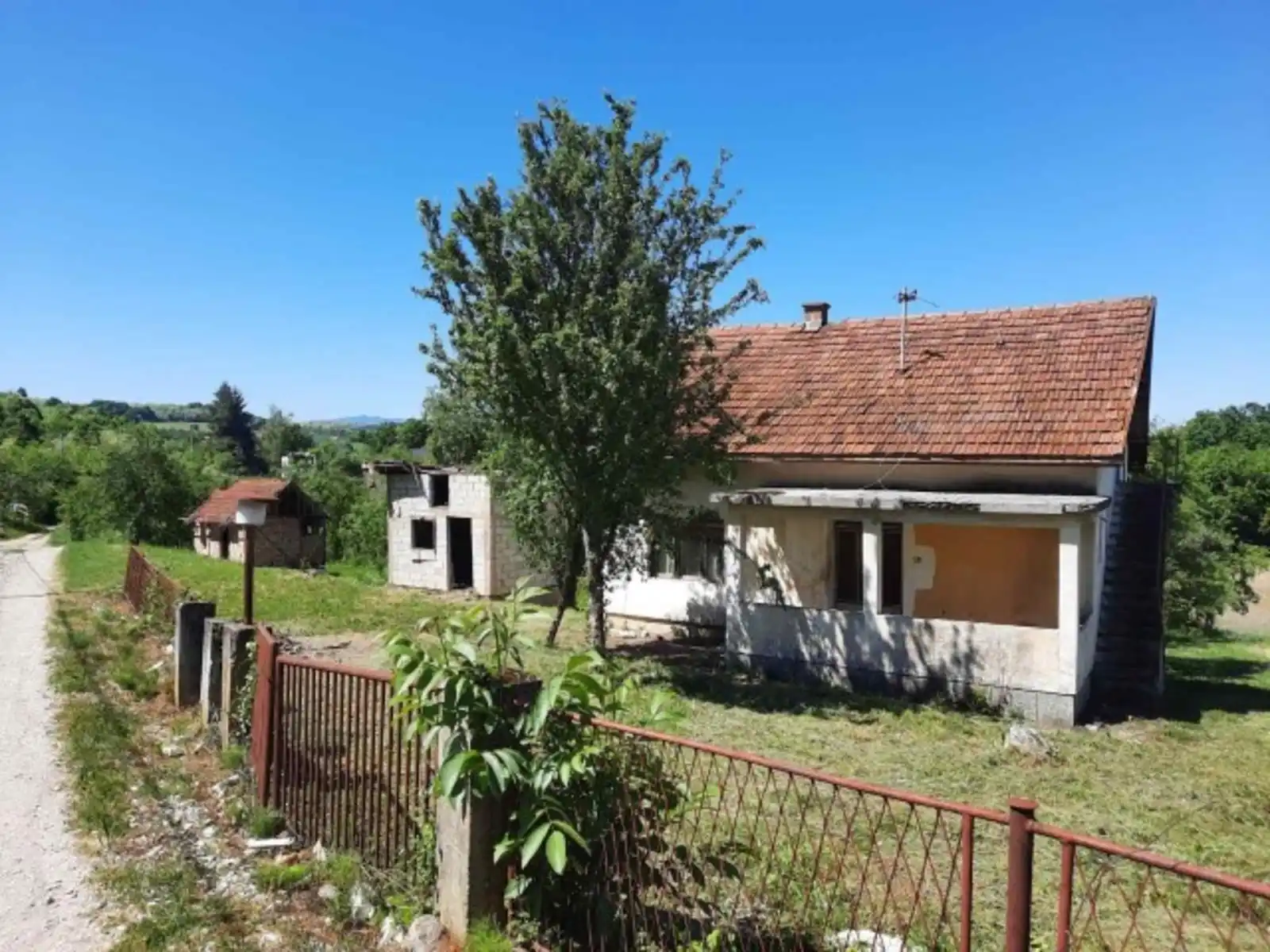 na-prodaju-kuca-sa-prostranim-imanjem-u-banjaluci-saracica
