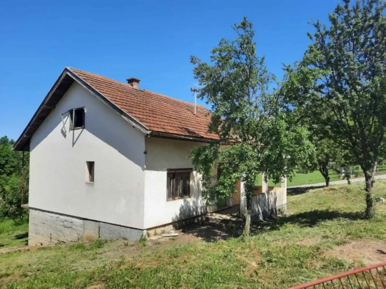 na-prodaju-kuca-sa-prostranim-imanjem-u-banjaluci-saracica