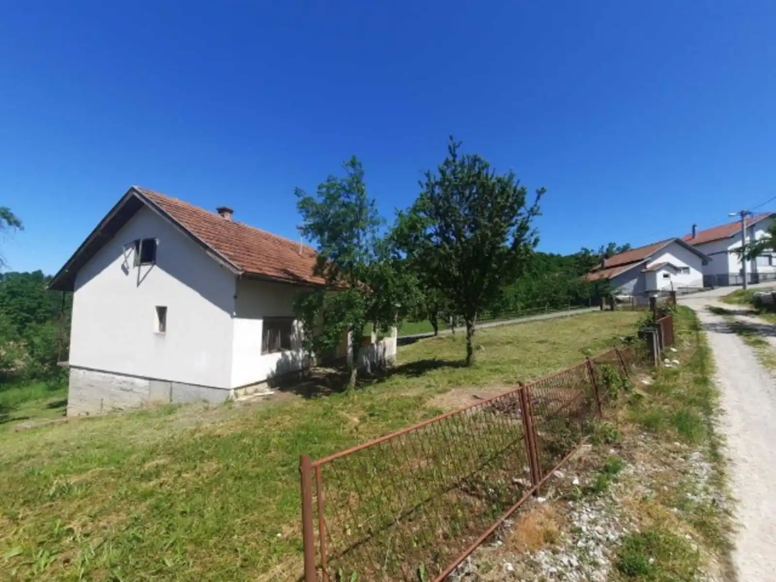 na-prodaju-kuca-sa-prostranim-imanjem-u-banjaluci-saracica