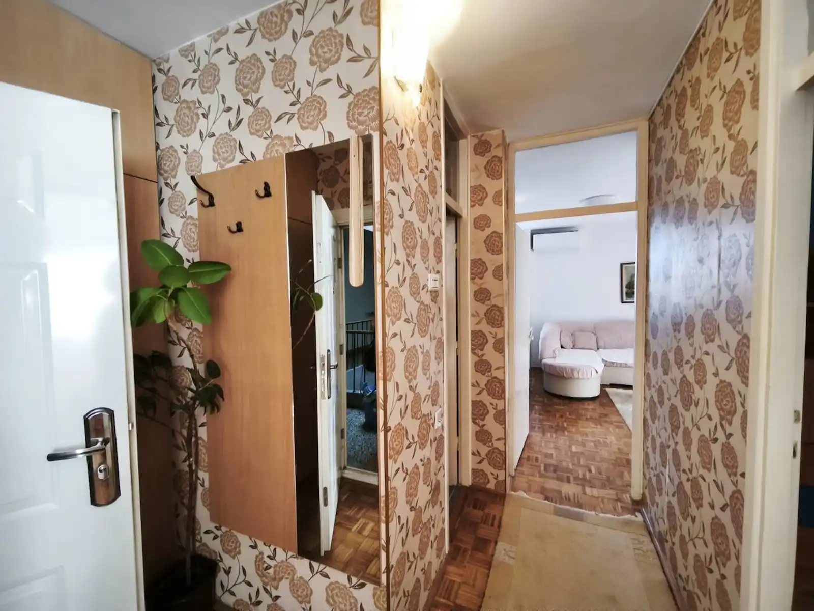 izdaje-se-trosoban-stan-kod-gimnazije-60m2-800km-mjesecno