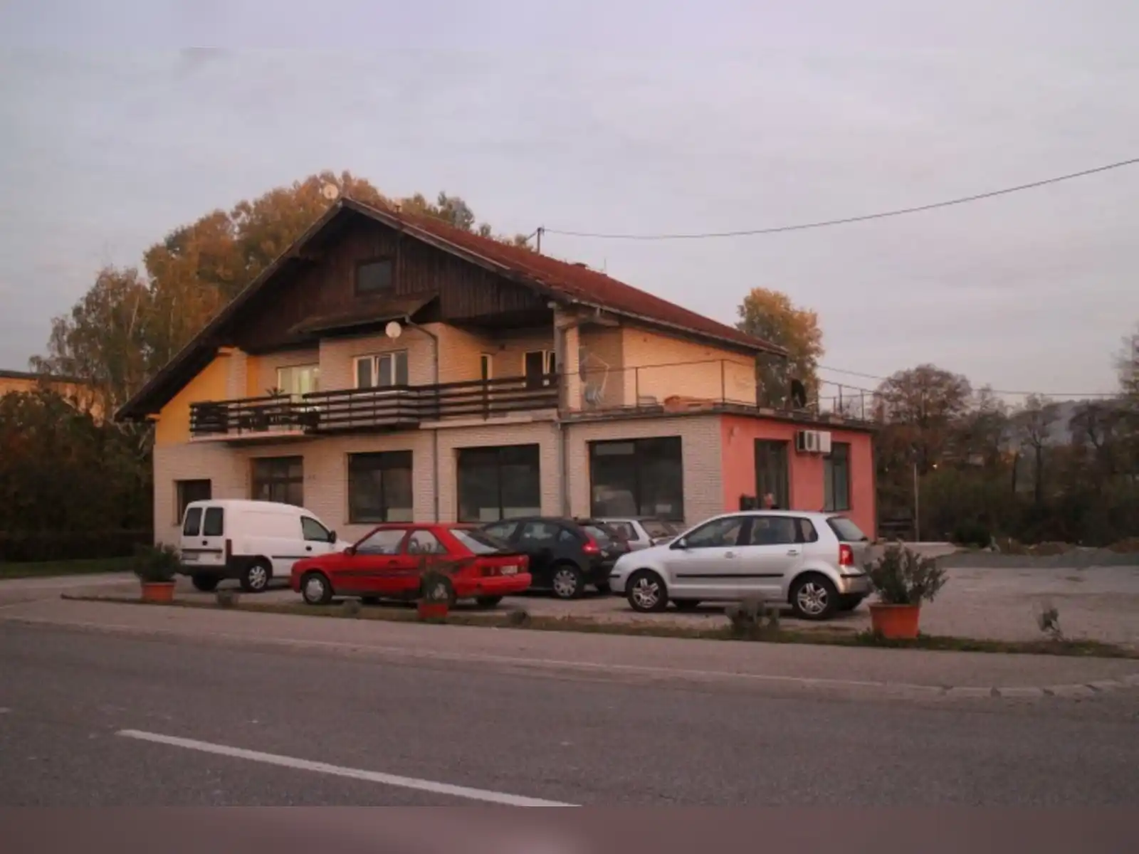 kuca-sa-poslovnim-prostorom-u-glamocanima