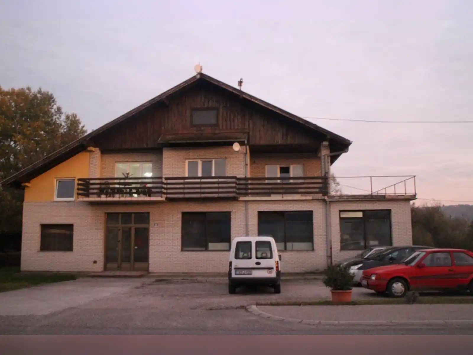 kuca-sa-poslovnim-prostorom-u-glamocanima