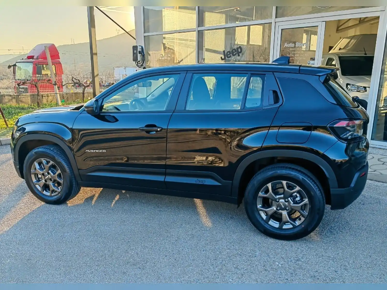 akcija-jeep-avenger-12-e-dct6-mhev-100-ks-longitude