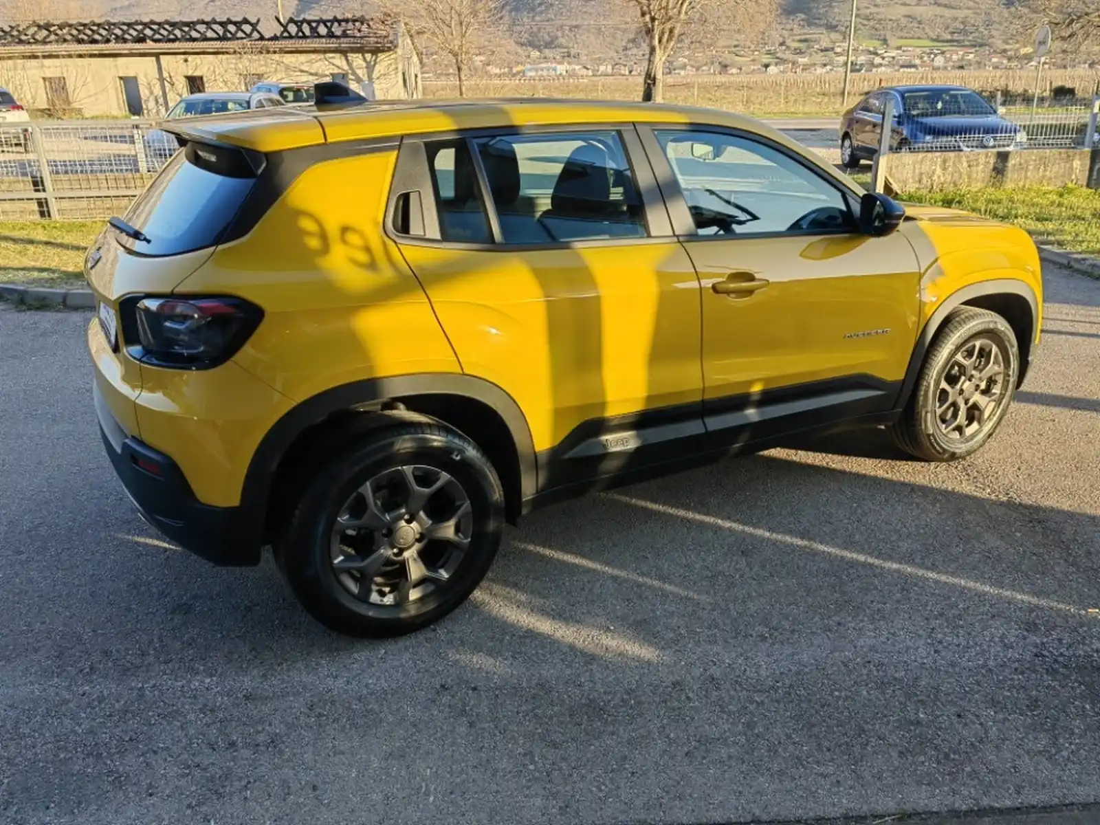 akcija-jeep-avenger-12-e-dct6-mhev-100-ks-longitude