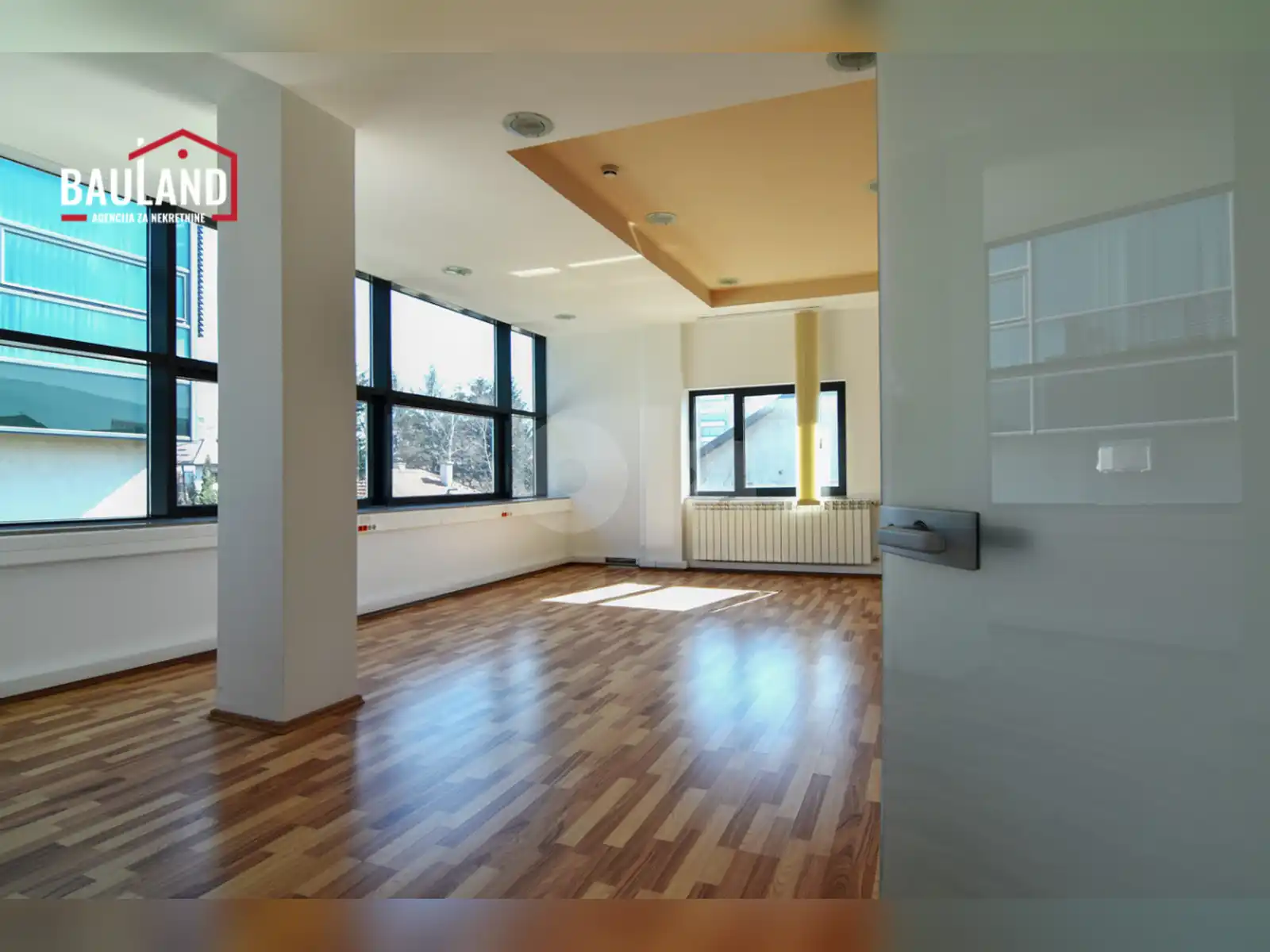 bauland-reprezentativan-poslovni-objekat-1500m2-stup