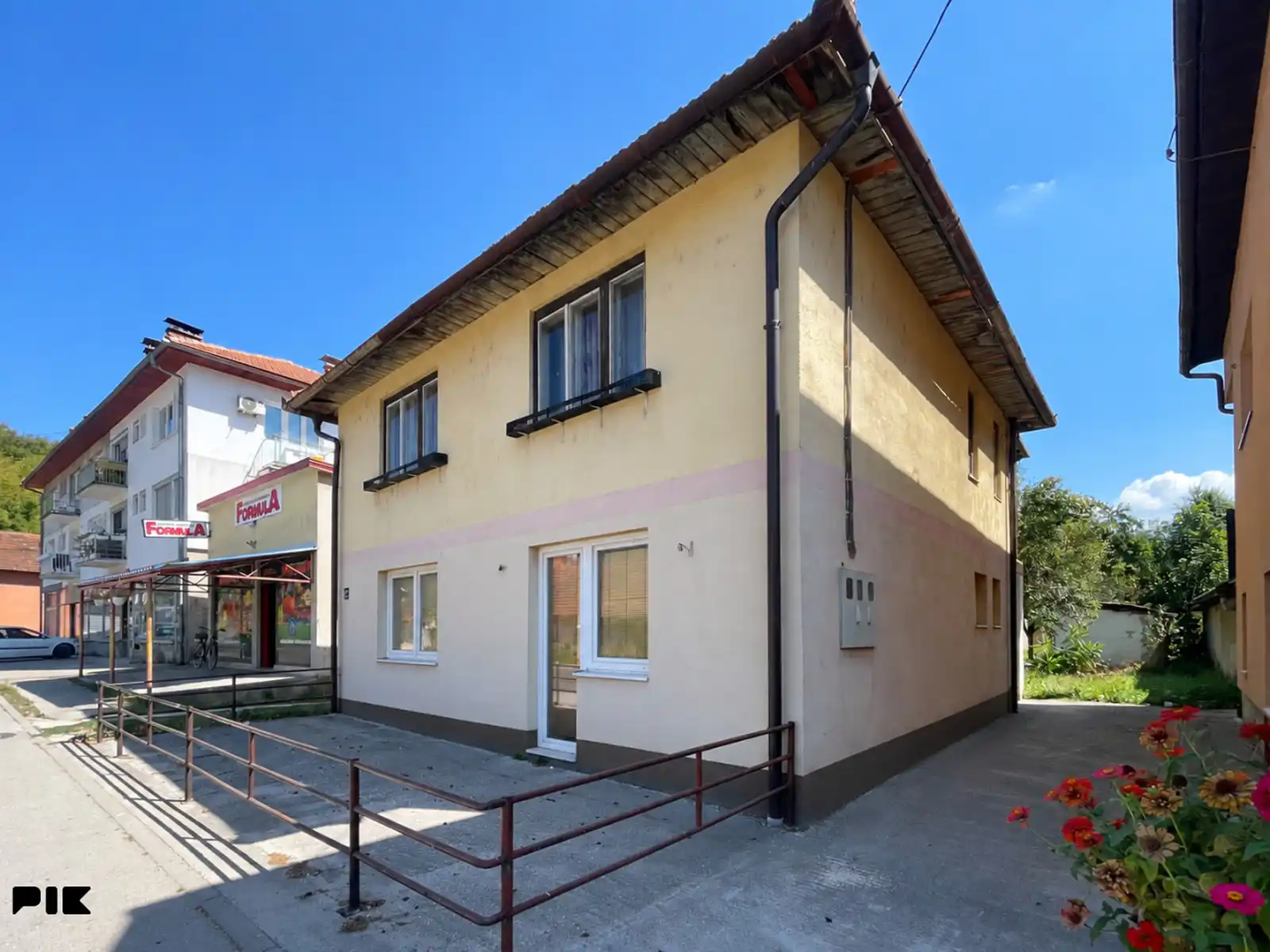 bauland-kuca-s-dva-etazirana-stana-104m2-tarcin-hadzici