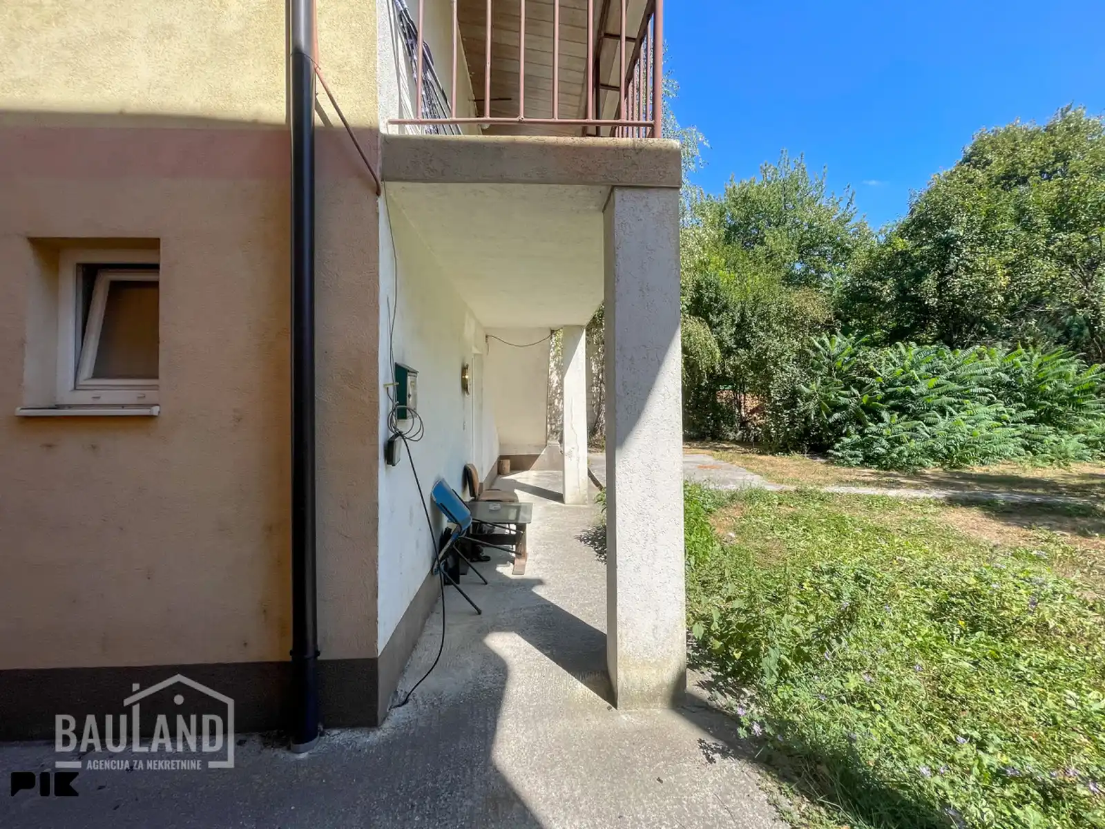bauland-kuca-s-dva-etazirana-stana-104m2-tarcin-hadzici