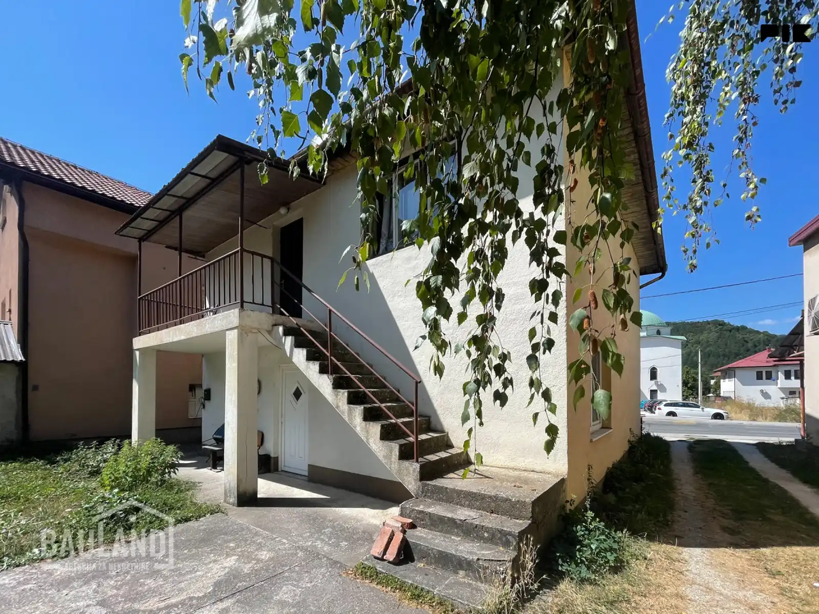 bauland-kuca-s-dva-etazirana-stana-104m2-tarcin-hadzici