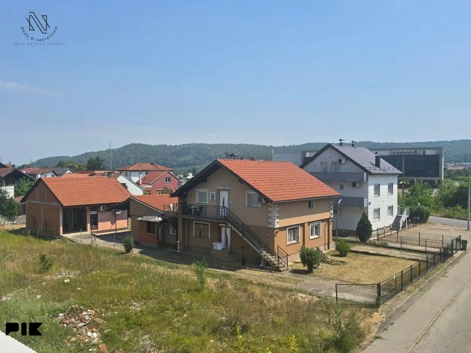 kuca-sa-5-apartmana-i-poslovnim-prostorom-u-budzaku