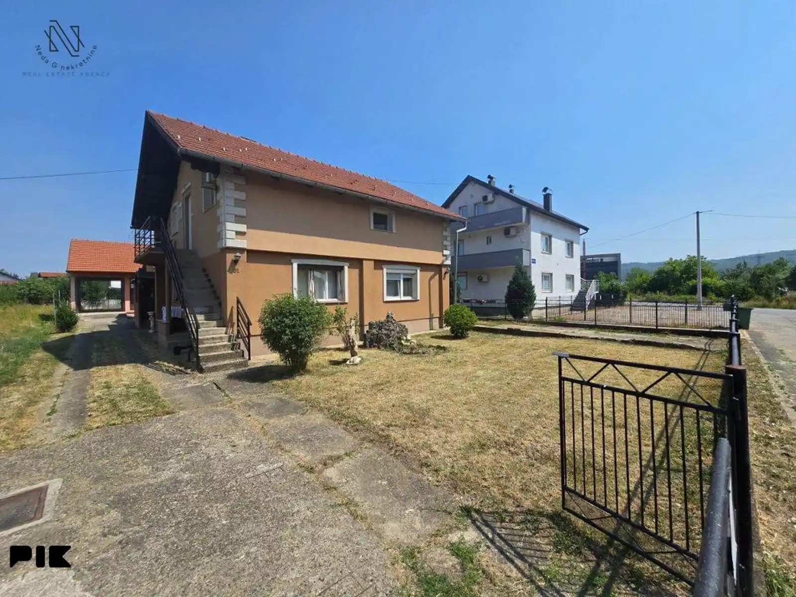 kuca-sa-5-apartmana-i-poslovnim-prostorom-u-budzaku