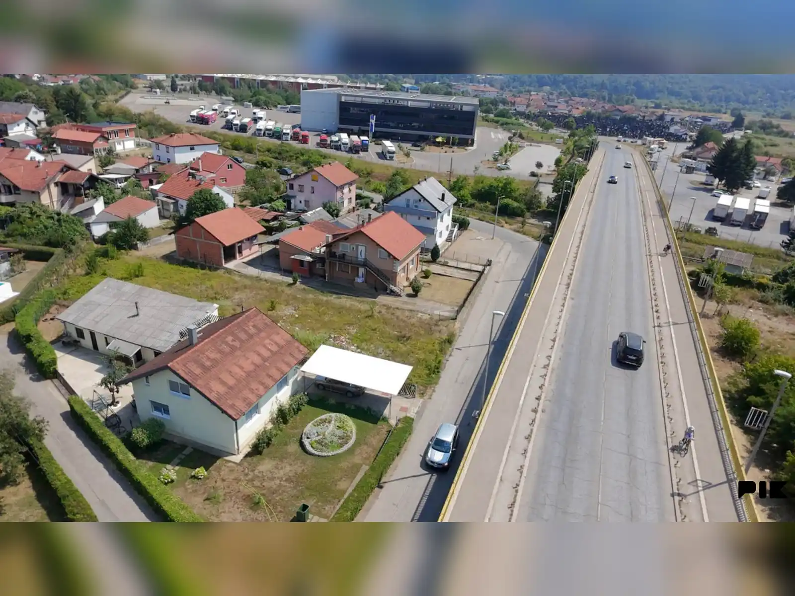 kuca-sa-5-apartmana-i-poslovnim-prostorom-u-budzaku