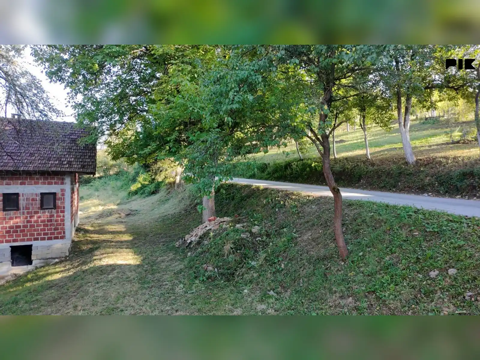 sipovo-kuca-u-gradu-sa-velikom-okucnicom