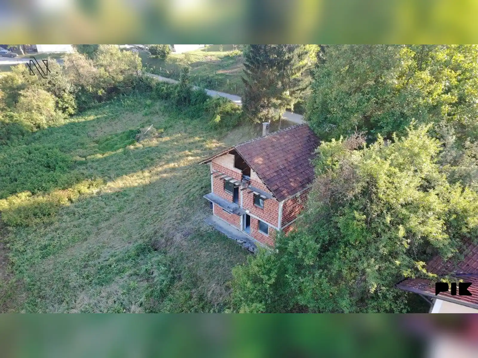 sipovo-kuca-u-gradu-sa-velikom-okucnicom