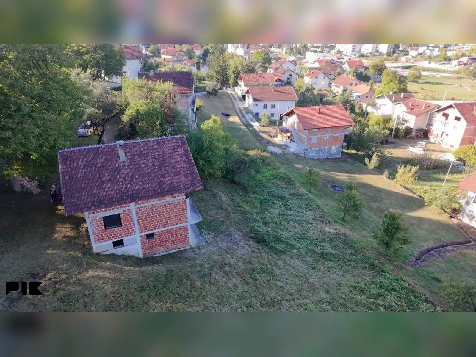 sipovo-kuca-u-gradu-sa-velikom-okucnicom