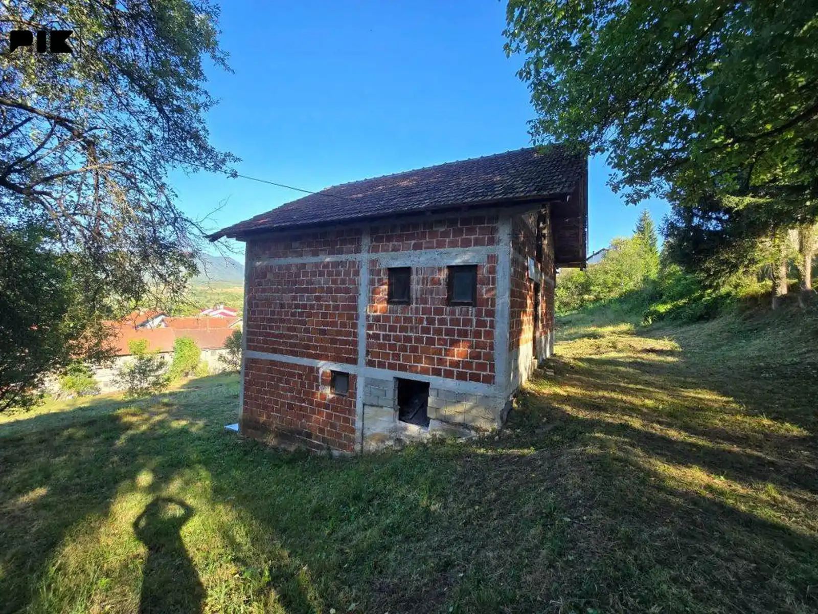 sipovo-kuca-u-gradu-sa-velikom-okucnicom