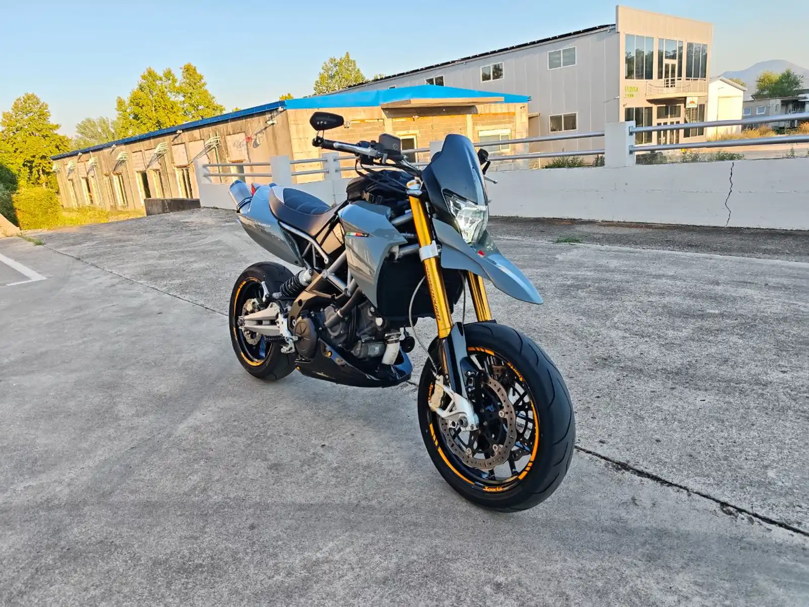 aprilia-dorsoduro-750
