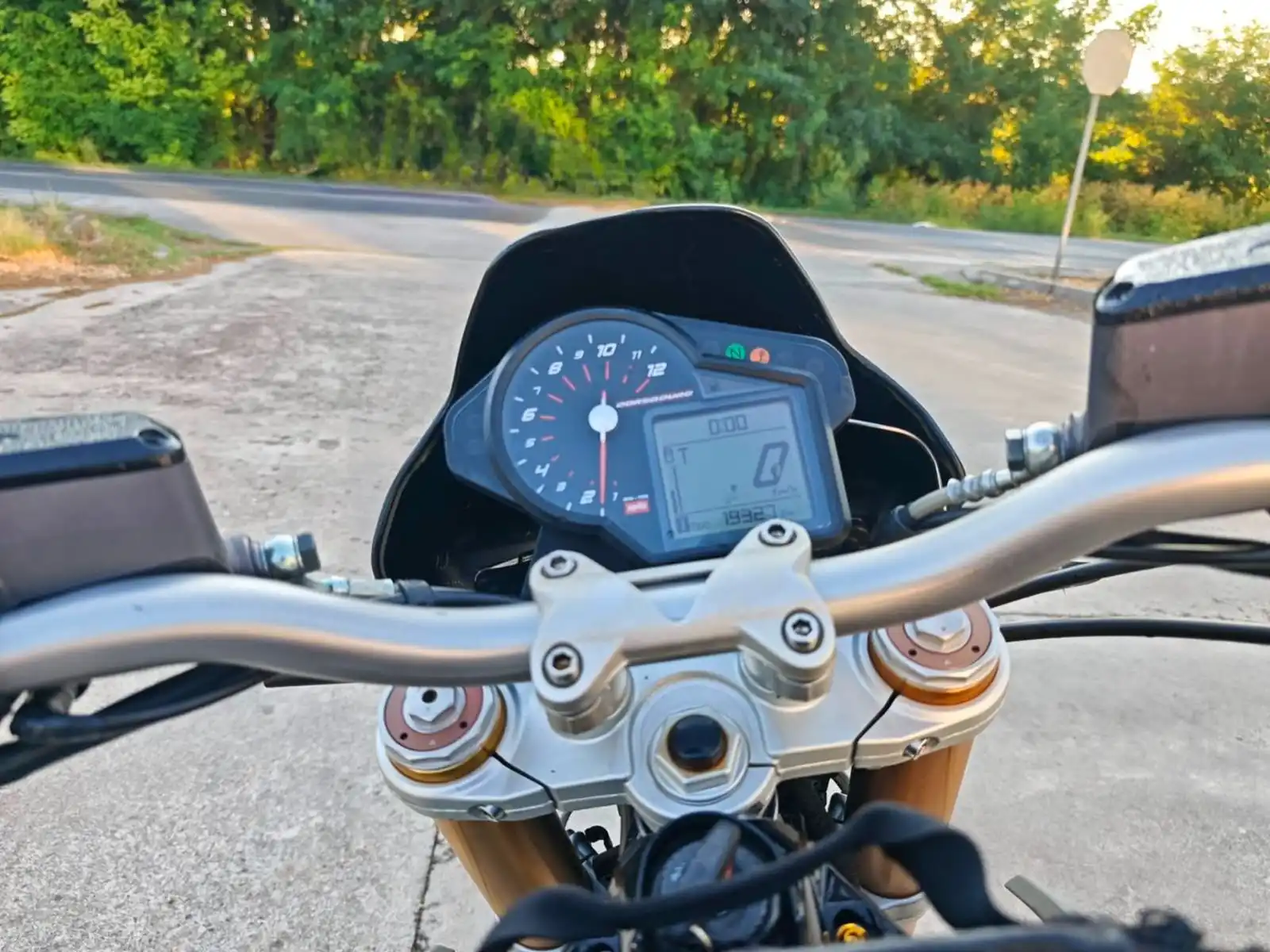 aprilia-dorsoduro-750
