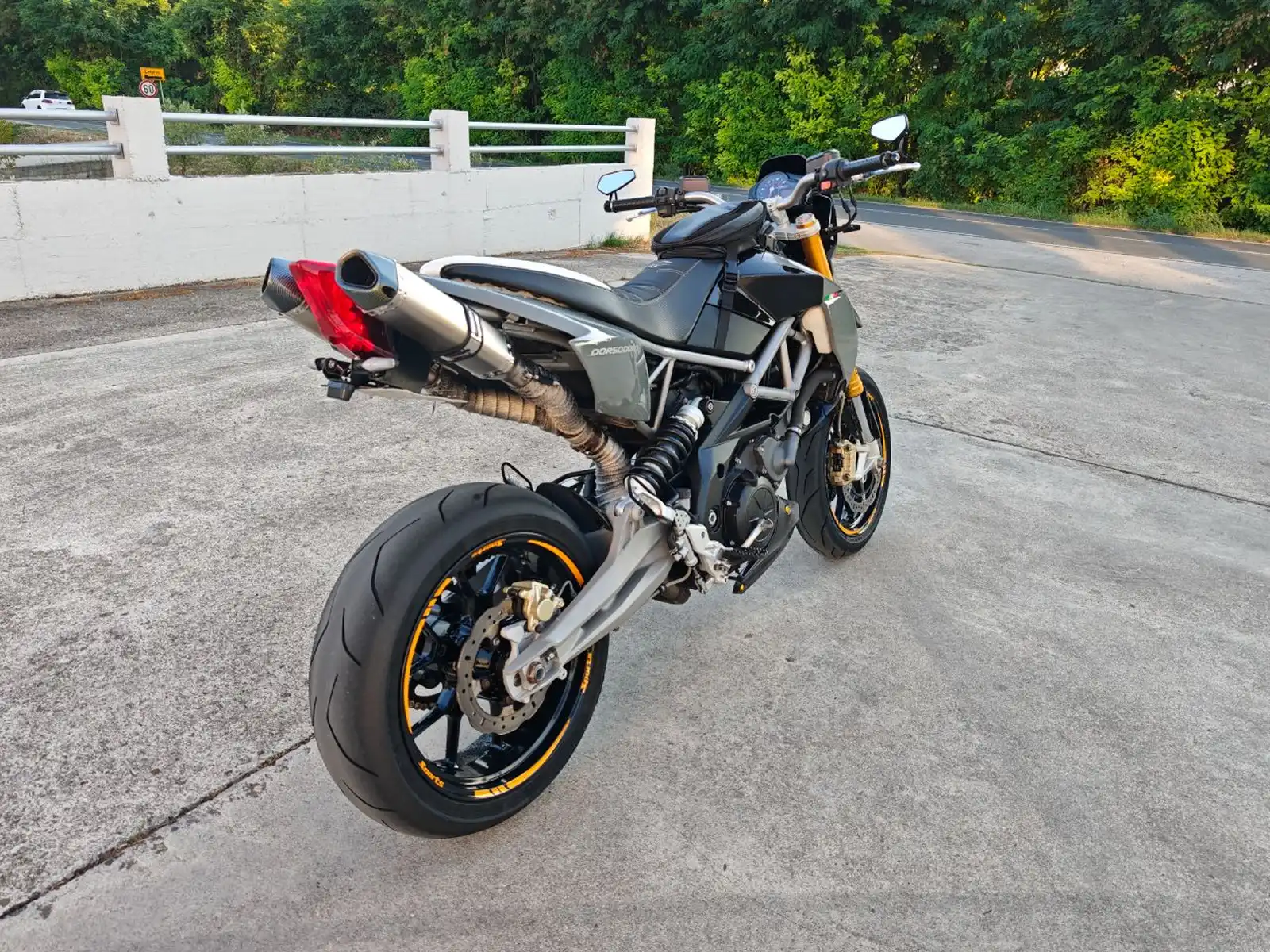 aprilia-dorsoduro-750