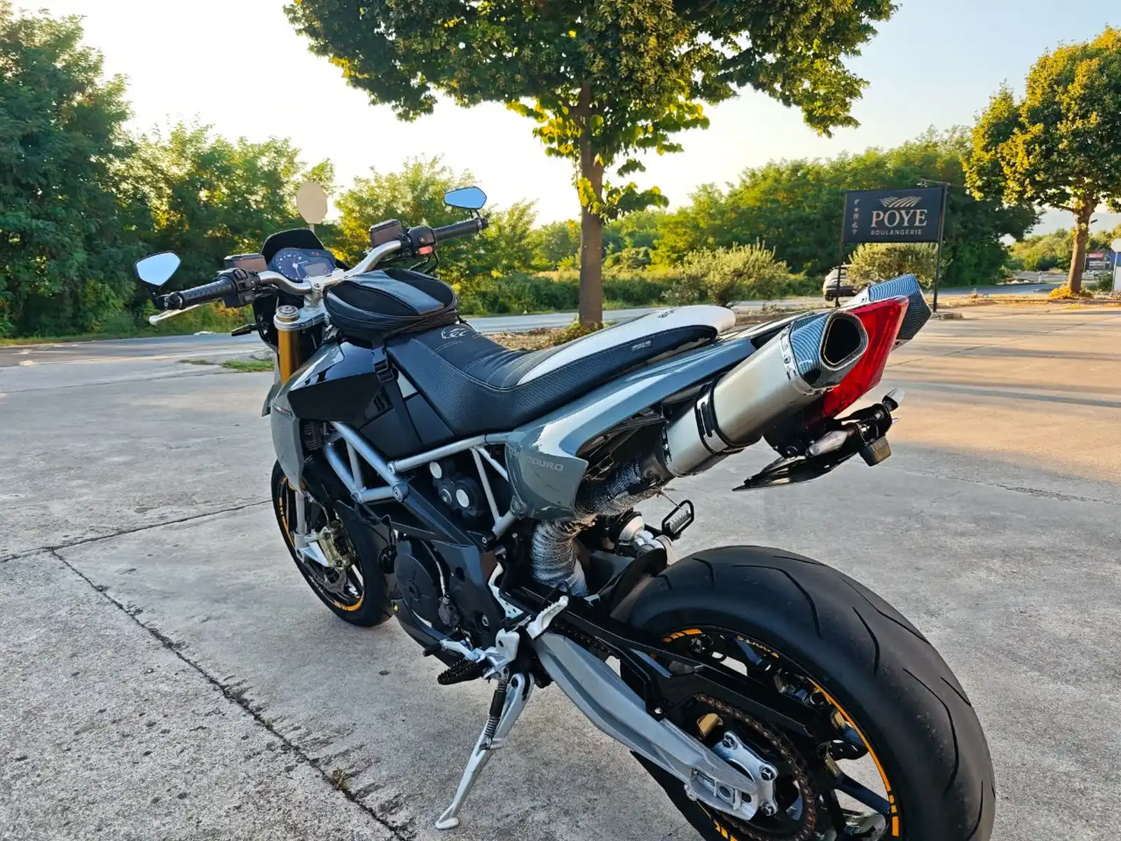 aprilia-dorsoduro-750