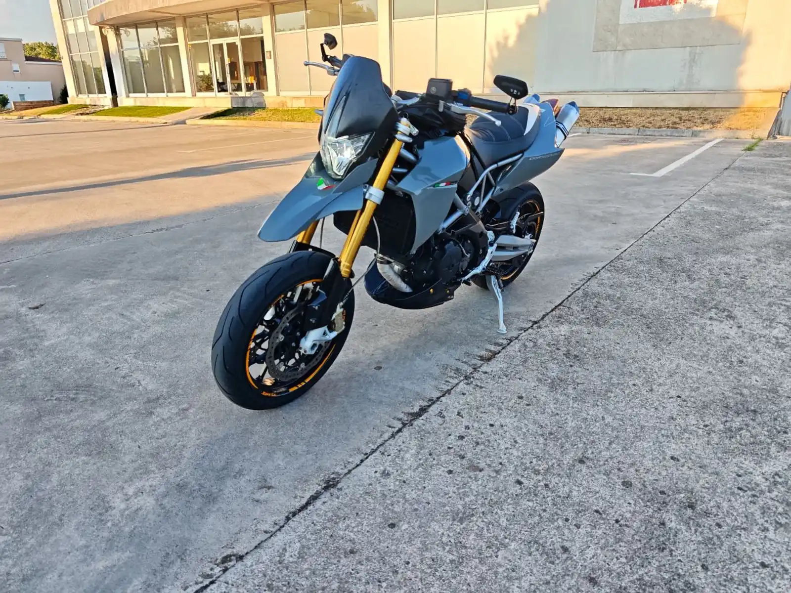 aprilia-dorsoduro-750